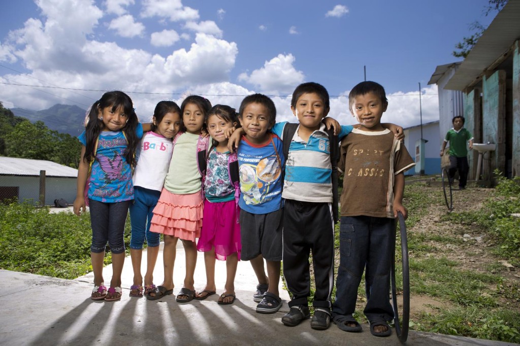 Niños en comunidad representando educación y futuro